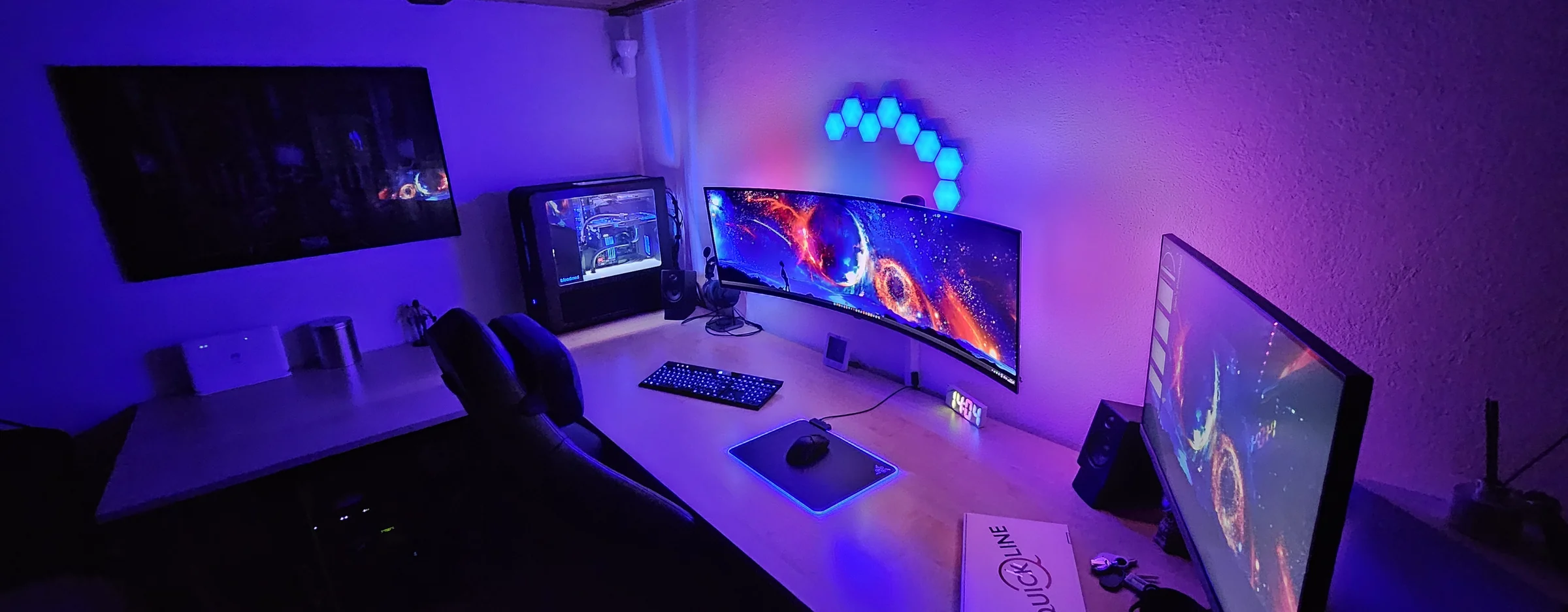 Aktueller BloodMod-Arbeitsplatz mit Samsung Odyssey OLED G9 und blauer Beleuchtung