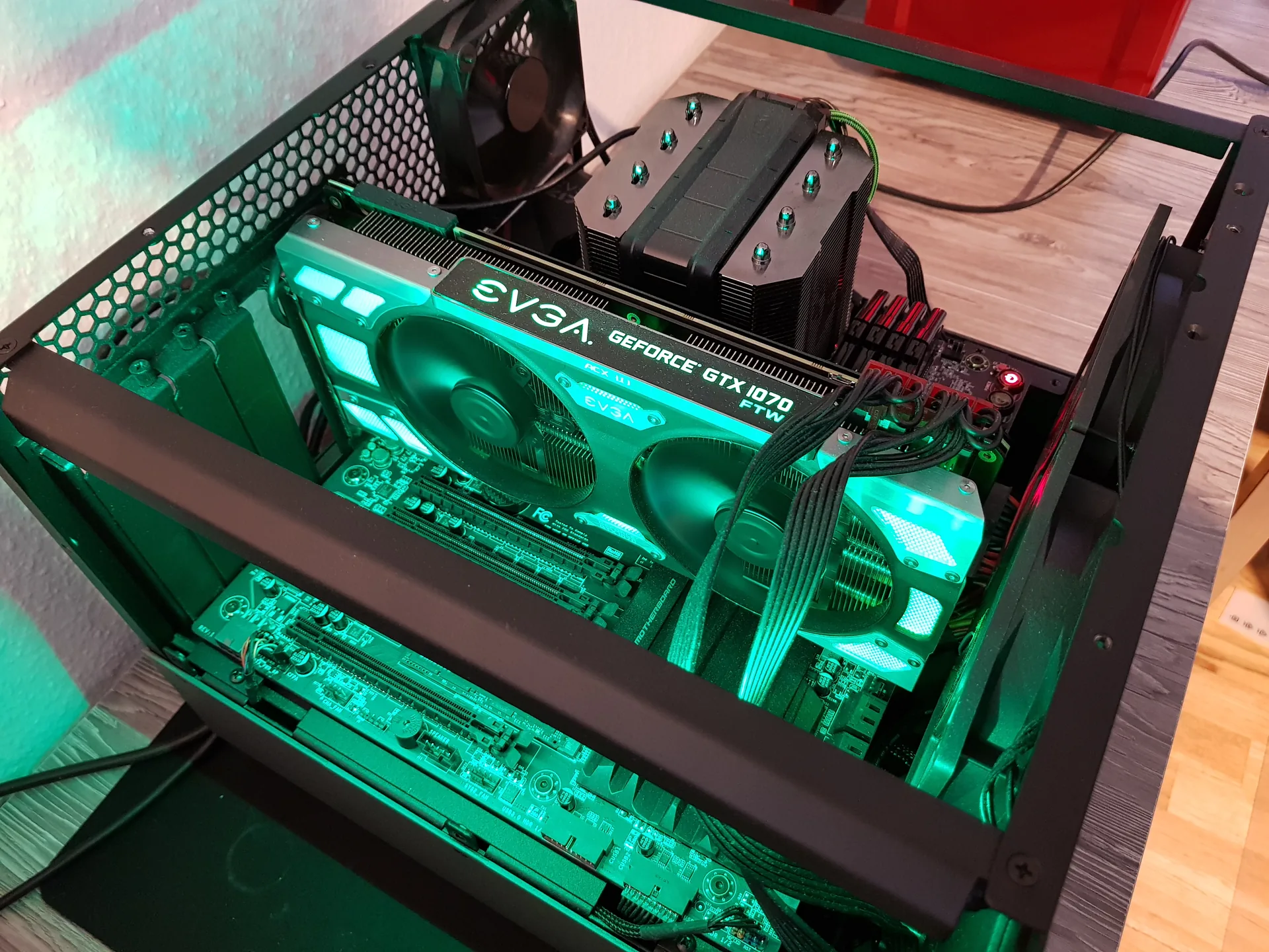 Hulk Mod: EVGA-Grafikkarte mit grüner Beleuchtung im Testaufbau