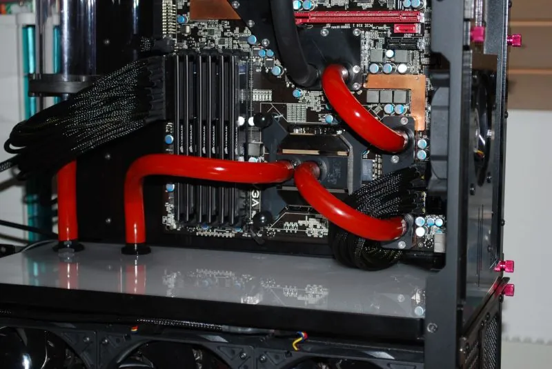 SilverStone TJ07 BloodMod: Schlauch: Aufnahme 3