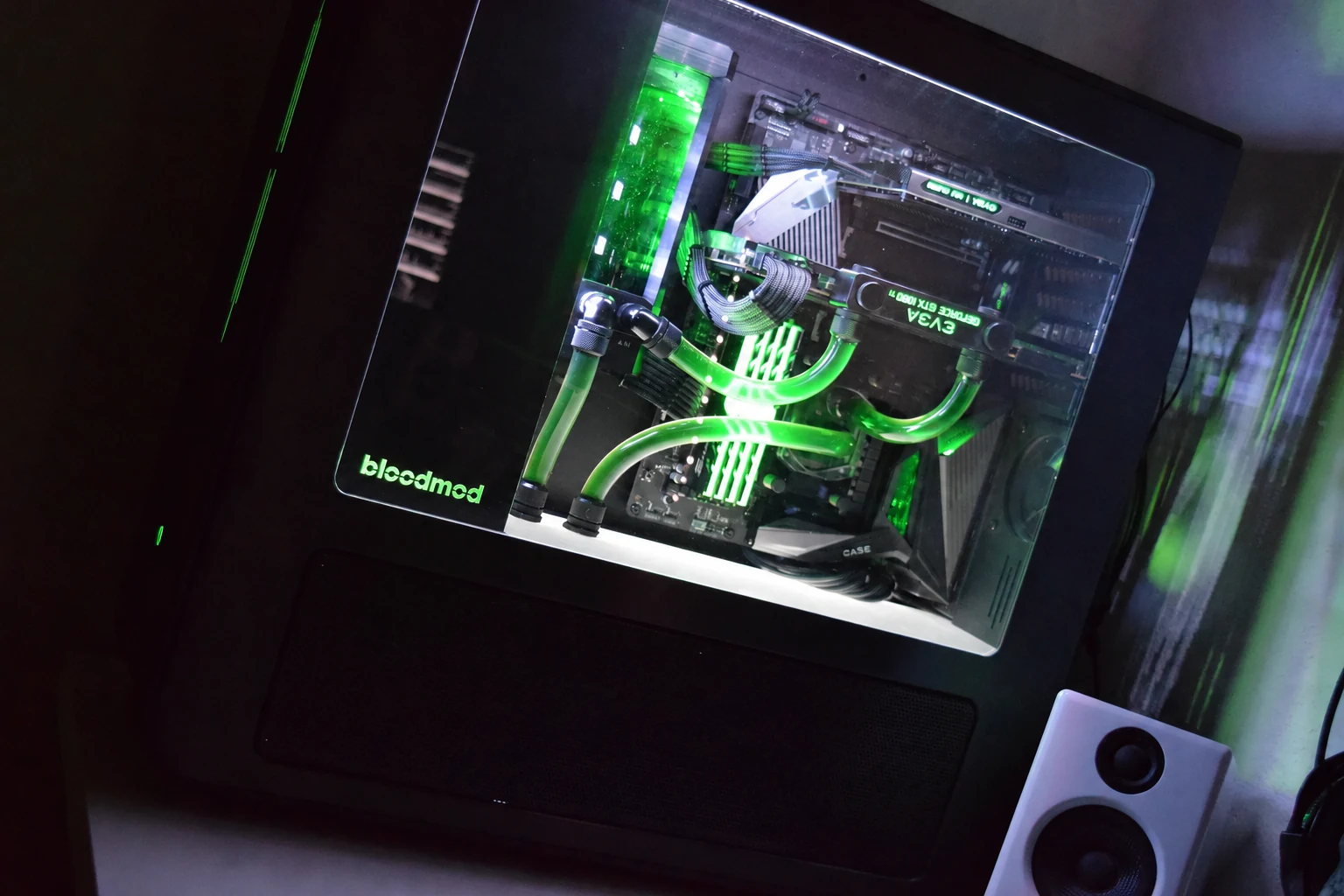 SilverStone TJ07 BloodMod HarleyBlack mit grün beleuchteter Wasserkühlung